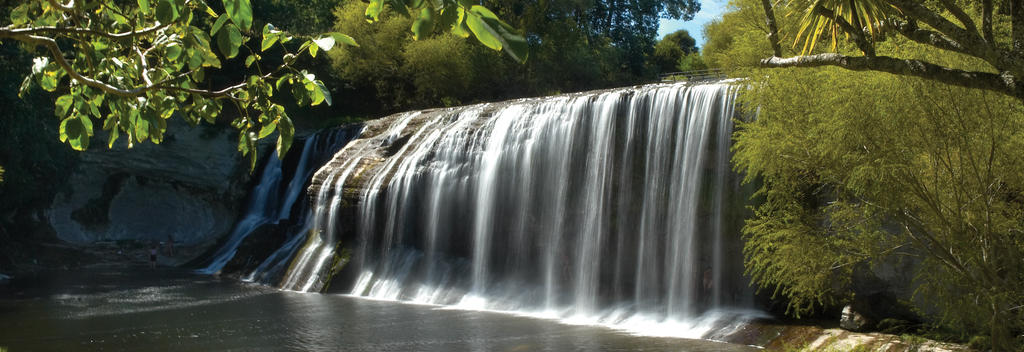 An einem heißen Sommertag sind die Rere Falls in der Nähe von Gisborne ein hübscher Ort für ein Picknick.