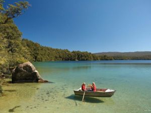 Lassen Sie sich auf keinen Fall eine Bootsfahrt auf dem kristallklaren Wasser des Lake Waikaremoana entgehen.