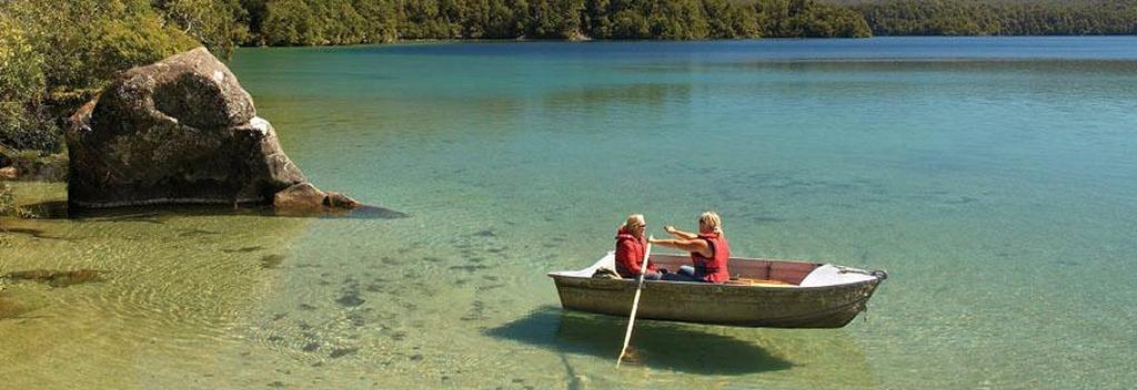 Lassen Sie sich auf keinen Fall eine Bootsfahrt auf dem kristallklaren Wasser des Lake Waikaremoana entgehen.