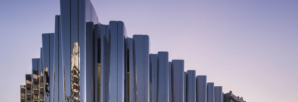 新普利茅斯的Len Lye Centre - 外部不锈钢壁面与这位艺术家创作的许多动态雕塑相像，都运用了金属元素。