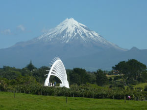 Mt. Taranaki und die Te Rewa Rewa Brücke.