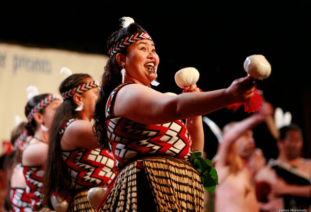 マオリの人々は自らをアオテアロア（ニュージーランド）の「大地の人々」タンガタ・フェヌアと位置づけています。この国の人々の日常生活の一部は確かにマオリ文化に根ざしています。マオリの伝統文化に触れることができるのも、ニュージーランドならではの楽しみです。
