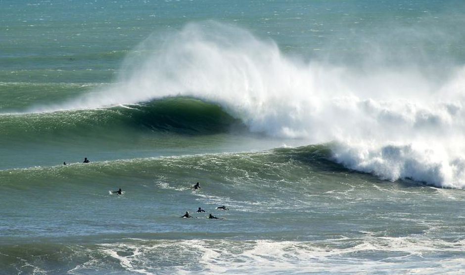 In der Brandung der „Bog Works“ von New Plymouth findet alljährlich ein Big Wave - Surfwettbewerb statt.