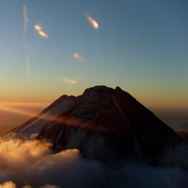 Der kegelförmige Mt Taranaki ist in der gesamten Region zu sehen.