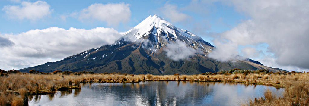 Der Mount Taranaki dominiert die umliegende Landschaft.