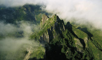 ザ・ピナクルズは、最も人気のある泊りがけのハイキングの1つです。
