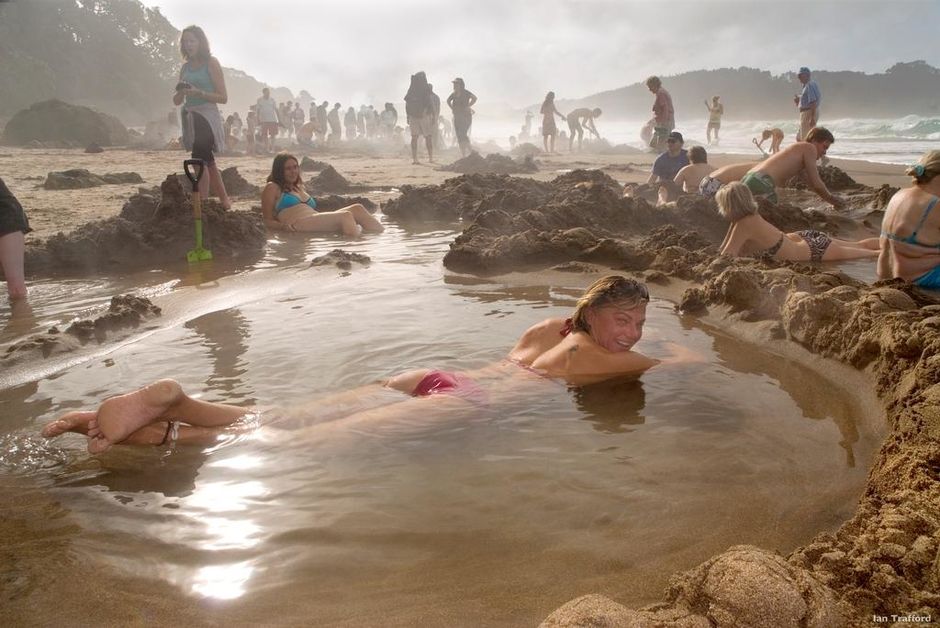 コロマンデル半島のホット・ウォーター・ビーチでは自分専用の温泉を掘ることができます。