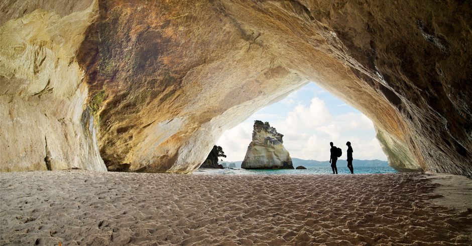 Die Coromandel Halbinsel ist das Zuhause des Cathedral Cove; einem vom Meer ausgewaschenen Felstunnel, der zu einem perfekten Strand führt.