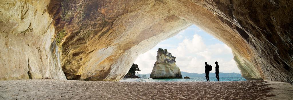 Die Coromandel Halbinsel ist das Zuhause des Cathedral Cove; einem vom Meer ausgewaschenen Felstunnel, der zu einem perfekten Strand führt.