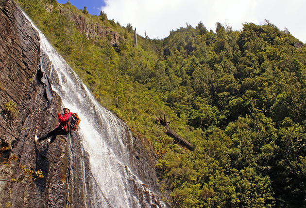 Canyoning ist ein Adrenalinabenteuer, bei dem Sie von Wasserfällen springen oder in abgelegenen Wald- und Flussgebieten über Felsen gleiten.
