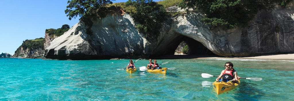 Mendayung kayak sepanjang garis pantai dan temukan gua-gua tersembunyi di Cathedral Cove, hanya dengan 2 jam berkendara dari Auckland.