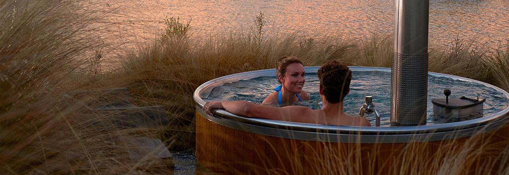 Lehne dich im reinen Bergwasser der Omarama Hot Tubs einfach zurück und sauge die wunderschöne Szenerie der Mackenzie Country in dich auf.