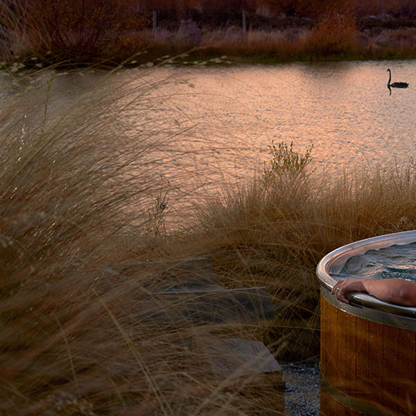 Lehne dich im reinen Bergwasser der Omarama Hot Tubs einfach zurück und sauge die wunderschöne Szenerie der Mackenzie Country in dich auf.