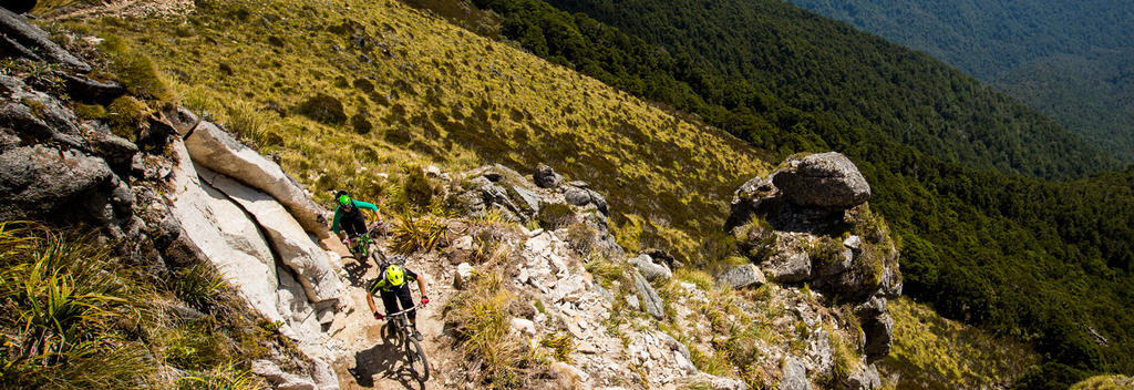 뉴질랜드에서 가장 최근에 조성된 산악자전거 트랙의 하나인 올드 고스트 로드는 경험이 풍부한 하이커와 MTB 라이더들에게 잊지 못할 도전을 선사한다.