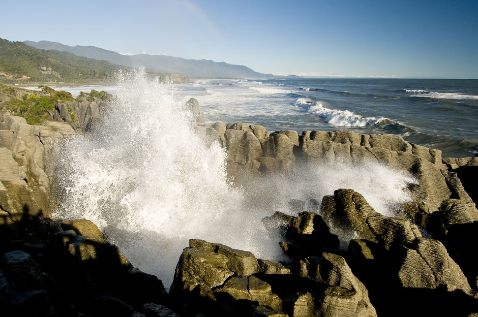 Die Gischt ergießt sich wie eine Fontäne über die Punakaiki Pancake Rocks