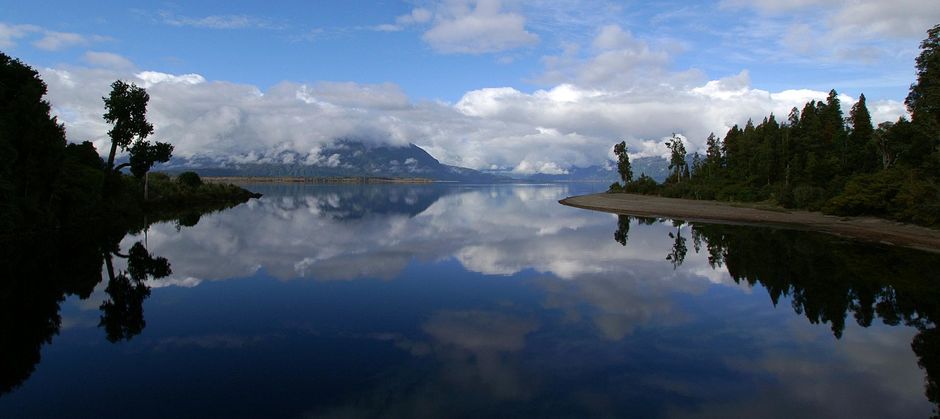 Ein glasklarer Tag am Lake Brunner, nahe Greymouth. Fotografiert von der Arnold River Hängebrücke aus.