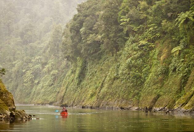 Paddel den Whanganui River hinunter und erlebe eine unvergessliche Reise durch einen wunderschönen Nationalpark. Erfahre mehr über Neuseelands einzigen Great Walk auf dem Wasser: die Whanganui Journey.