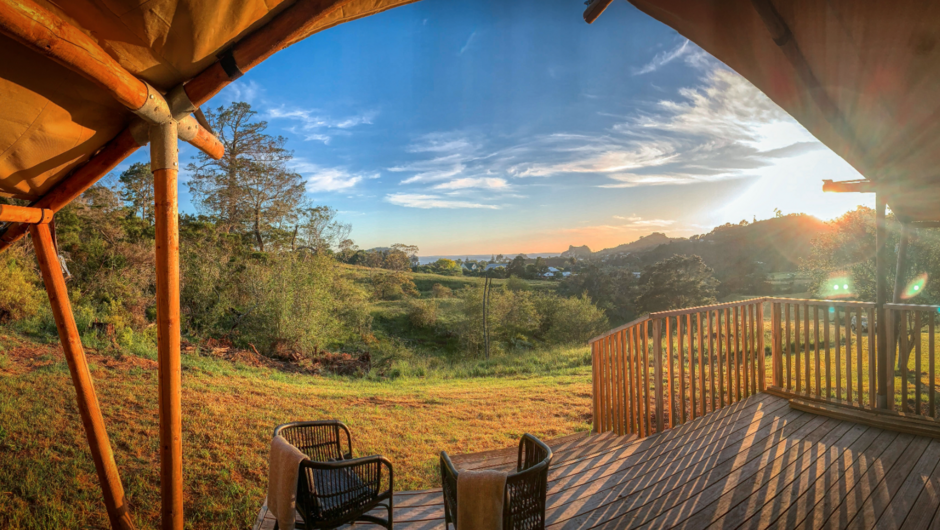Treat yourself to the ultimate Coromandel glamping experience. First Light Hahei is an off-grid luxury glamping hideaway, set back in the Hahei hills overlooking Mercury Bay Islands.