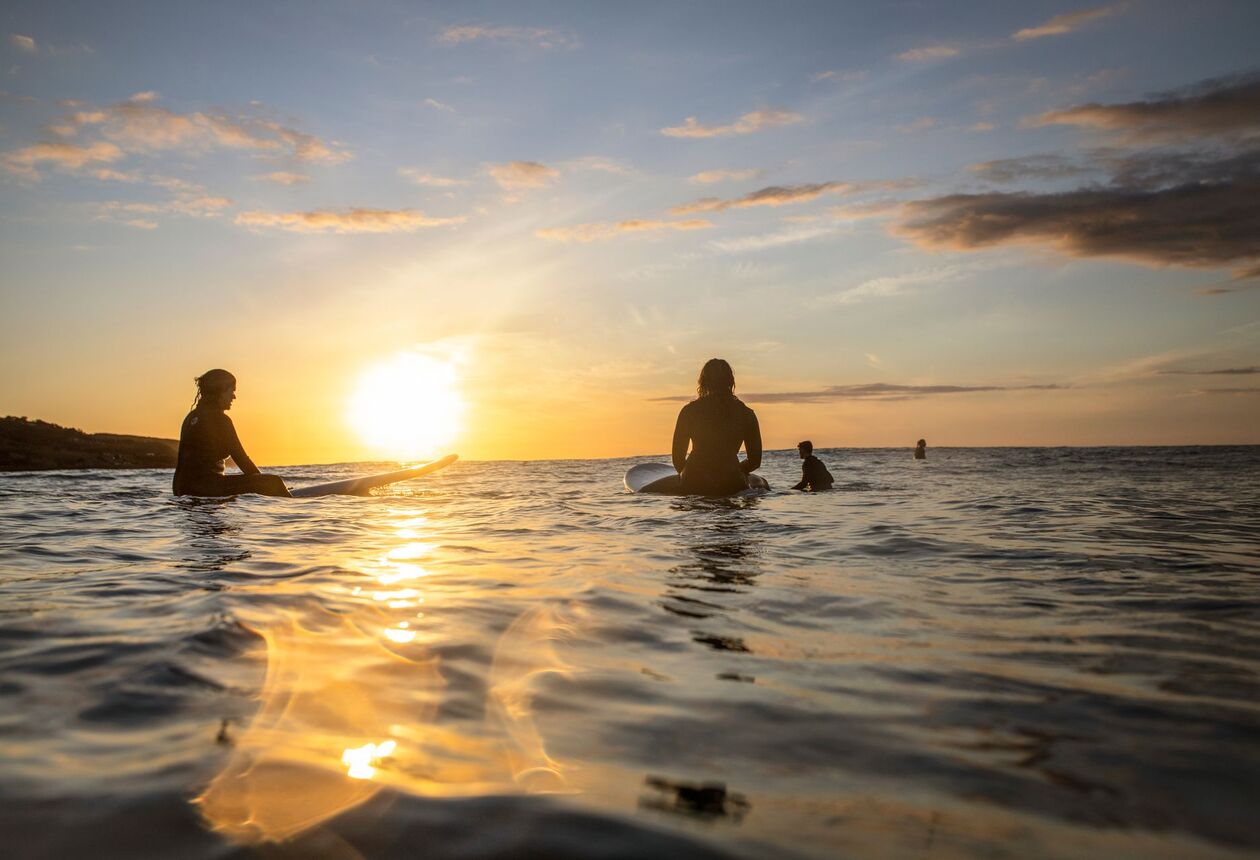 In Raglan you can catch a wave or sip a great espresso. This lively New Zealand surf town has an interesting creative culture and a wonderful choice of cafés.