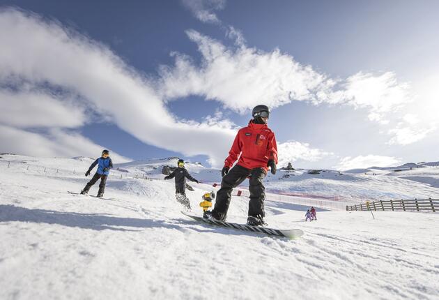 Skiing in Queenstown and Wānaka will allow you experience world-class ski resorts, exciting off-mountain activities and scenery that will blow you away.