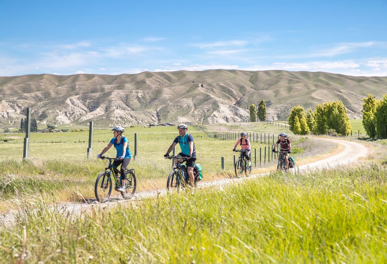 마오리어로 ‘여정’이라는 의미의 나 하에렝아(Nga Haerenga)라 불리는 뉴질랜드 사이클 트레일은 22개의 그레이트 라이드를 포함하고 있다. 나이와 실력에 상관 없이 누구나 즐길 수 있는 사이클 트레일을 달리며 뉴질랜드의 아름다운 절경을 감상하고 꼭 봐야 할 명소들을 방문해 보자.