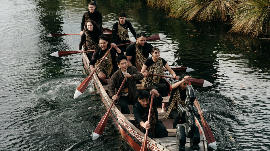 雅芳河毛利战船   基督城