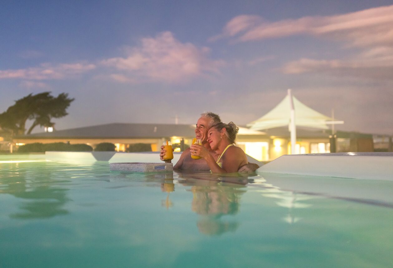 ‘지구의 선물’로 묘사되는 화산 지하 온천수는 뉴질랜드에 사람들이 정착하기 시작한 이래 귀하게 여겨져 왔다. 치유 효과가 있는 미네랄 성분을 함유하고 있다. 편안하게 휴식을 즐길 수 있는 최고의 온천 10곳을 소개한다.