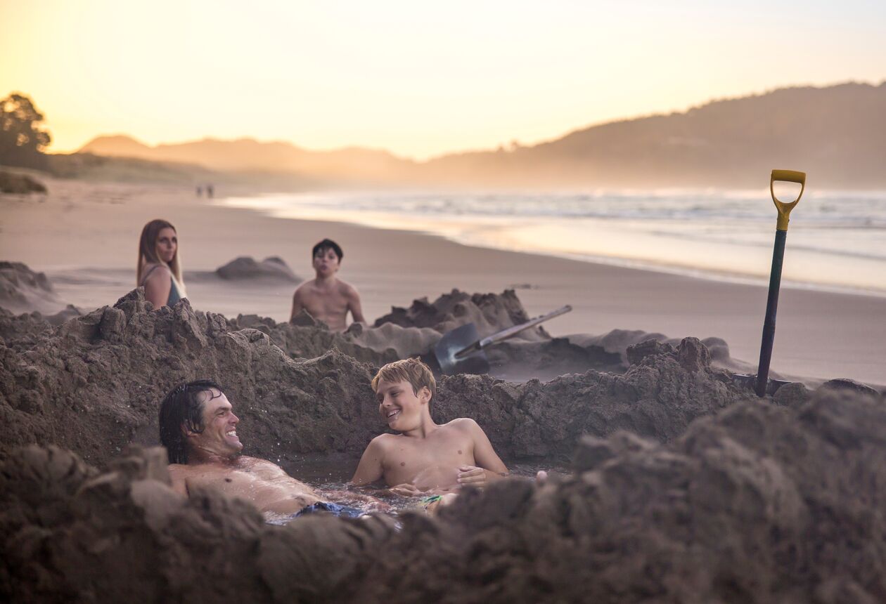 Hot Water Beach ist ein Muss für jeden Coromandel-Besucher. Grabe deinen eigenen heißen Pool nur wenige Meter vom Pazifischen Ozean entfernt. Erfahre mehr über den Hot Water Beach.