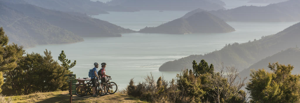 Der Queen Charlotte Track liegt inmitten der idyllischen Marlborough Sounds. Der Track ist für Wanderer und Mountainbiker geöffnet.