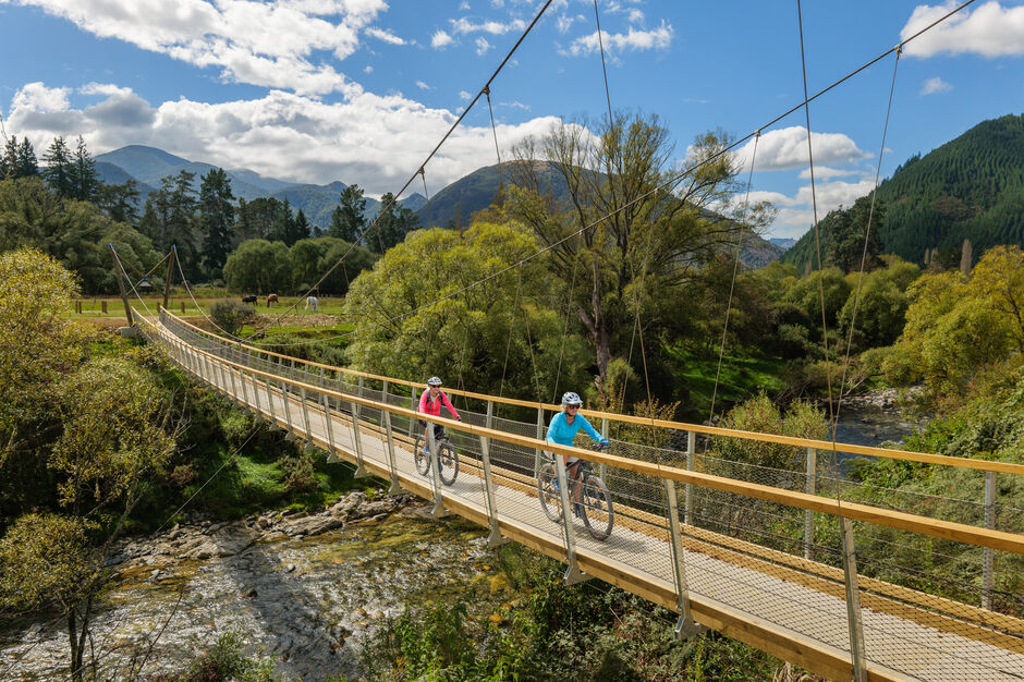 Cyclist crossing the Baton bridge on Tasman'sGreat Taste Trail 