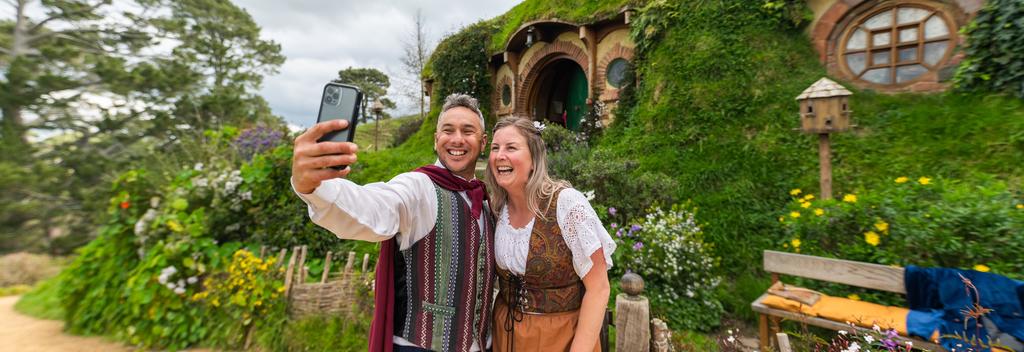 Hobbiton™ - Guests take a selfie
