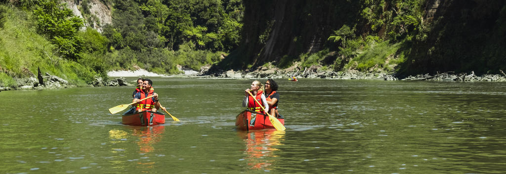 Canoeoing Whanganui River 2