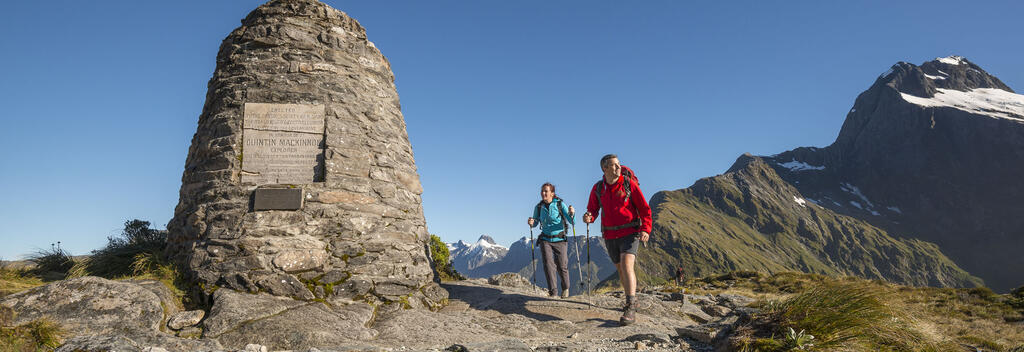 Mackinnon Memorial, Milford Track Geführte Wanderung