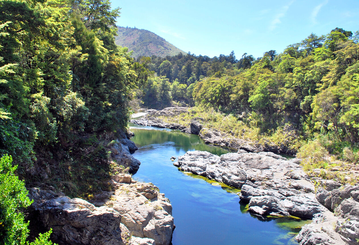 맑고 깨끗한 물에서 수영을 하거나 카약을 타고, 중간계 마법에 걸린듯한 이 독특한 강변지역을 즐겨보자.