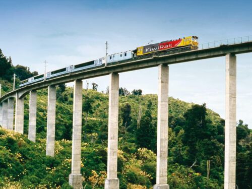 노던 익스플로러가 하푸아훼누아 고가교와 같은 고가교를 통과할 때 높은 곳에서 바라보는 절경을 만끽할 수 있다.