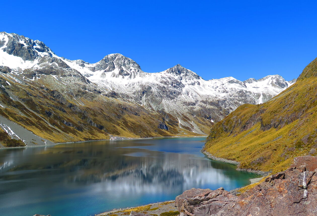 Der Nelson Lakes National Park ist eine malerische Berglandschaft mit schroffen Gipfeln, grünen Wäldern und glitzernden Gletscherseen.