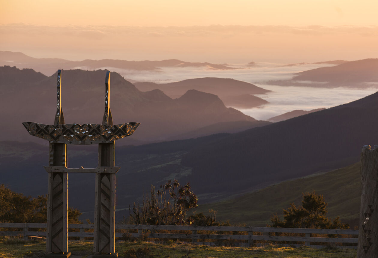 吉斯本小镇鲁阿托里亚是通往希库朗伊山的门户。小镇上只有750位居民和几家商店。计划你在该地区的旅程。