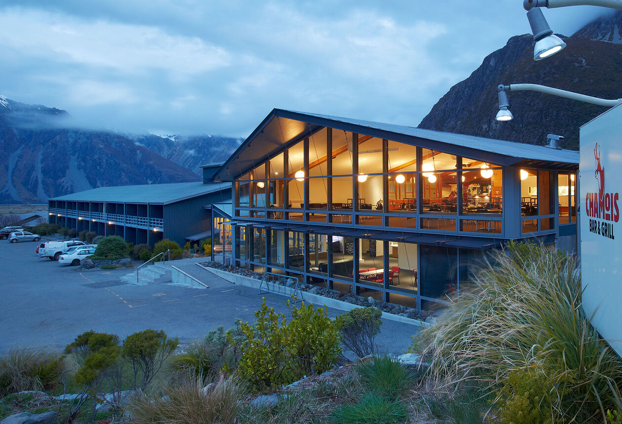 Motels, motor inns and motor lodges in New Zealand cluster along main driving routes so they're generally easy to find. Find out how much motel rooms are in New Zealand and start planning your holiday.