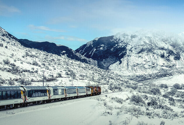 这条风光秀丽的旅游线路会带您领略几座迷人的历史小镇，在穿越整个南岛的过程中，您会感受沿途地貌景观的无穷变化。