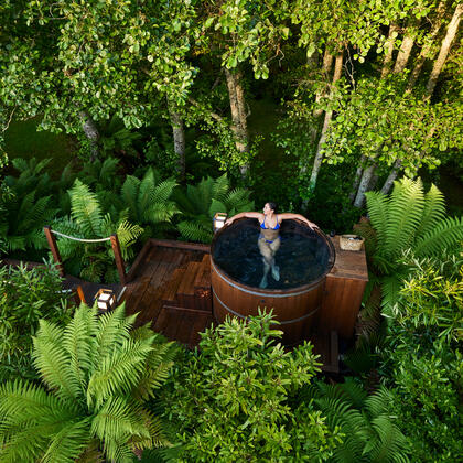 Relax at Secret Spot in your own cedar hot tub on the forest&#039;s edge