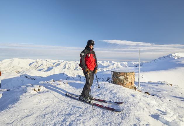 新西兰的滑雪体验令你可以尽情领略壮观的景致和风光，在毫不拥挤的雪坡畅快滑行，还能体验直升机滑雪之旅。更不用说充满活力的雪后休闲和多种山下活动。