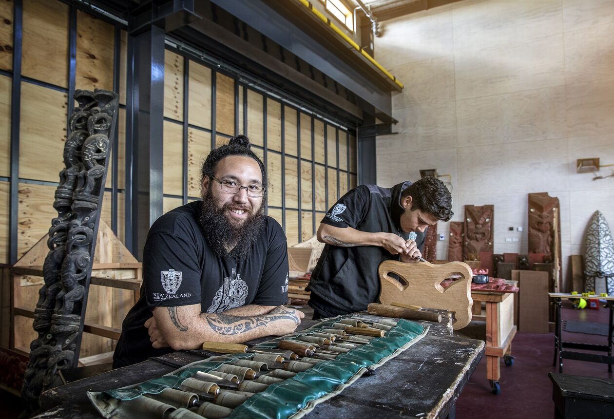 Māori carvings in wood, bone, or stone have unique designs and special meanings. Find out more about this traditional art form. 