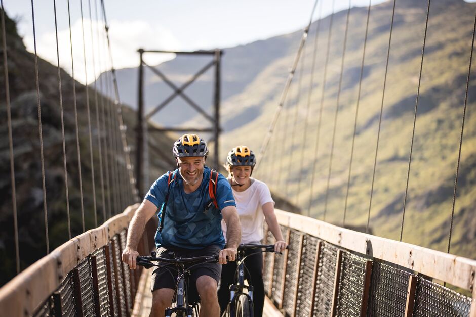 Cyclists on a bridge on the Lake Dunstan Trail
