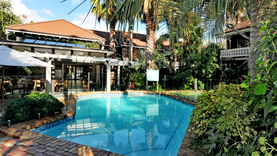 Emerald Villas have private grounds with barbecue facilities, and are connected to the Emerald Inn complex for use of the swimming pool.