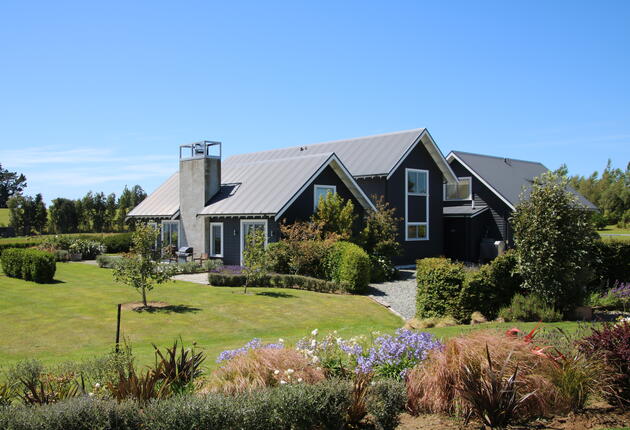 Experience rural New Zealand with a farmstay on an authentic Kiwi farm. Roll up your sleeves and pitch in when you stay at a New Zealand farmstay.
