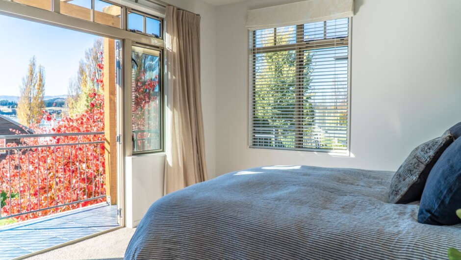 Release Wanaka - Morrows Mead, stylish bedroom with doors to outdoor balcony