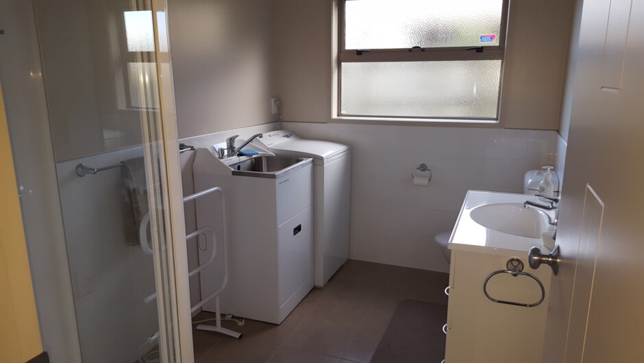 Apartment bathroom/laundry