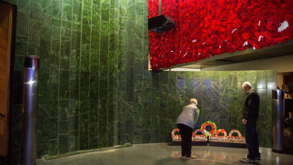 泪洒绿玉—— Roimata Pounamu。这座纪念碑旨在纪念在新西兰服役的阵亡士兵。