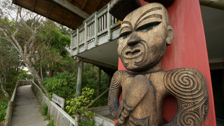 Maori carvings at Arataki visitors Centre