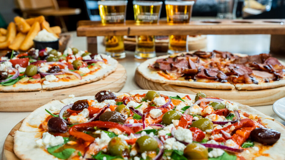 Crowd-pleaser food avialable like pizzas and chips to go with your refreshing beers or just a coffee